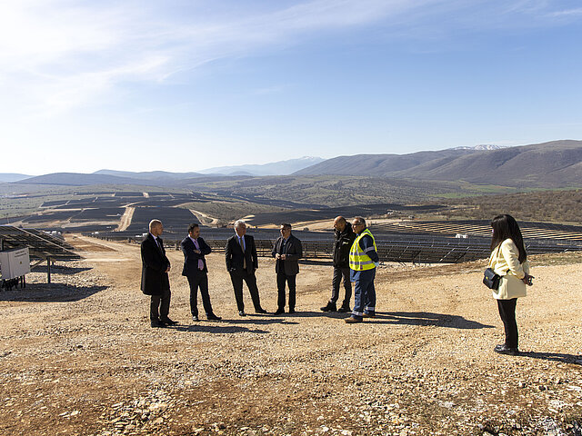JUWI employees are discussing at the solar park.